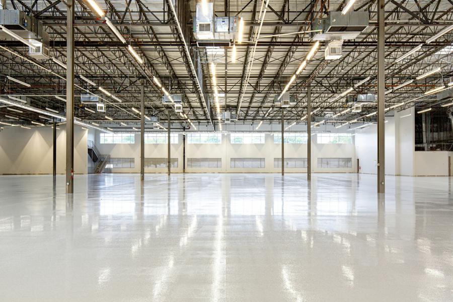 Planta con piso epóxico brillante terminado
